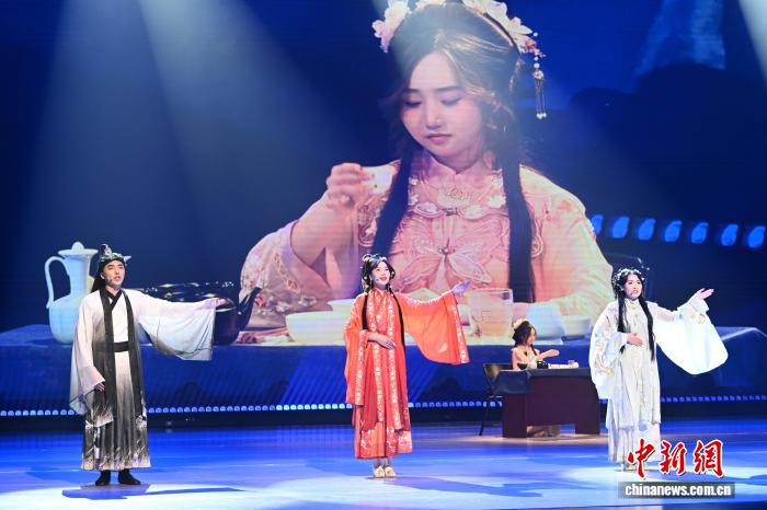 中国侨网11月30日，内蒙古呼和浩特，内蒙古民族大学的蒙古国留学生朗诵《茶之诵》。当日，“感知中国 相聚内蒙古” 2025内蒙古自治区来华留学生中华才艺大赛举行。大赛吸引内蒙古民族大学、内蒙古大学、内蒙古农业大学等13 所高校的226名来华留学生报名参赛，他们来自蒙古国、俄罗斯、老挝、加纳、菲律宾等10个国家。才艺展示内容有歌舞、器乐、武术、朗诵等。中新社记者 刘文华 摄