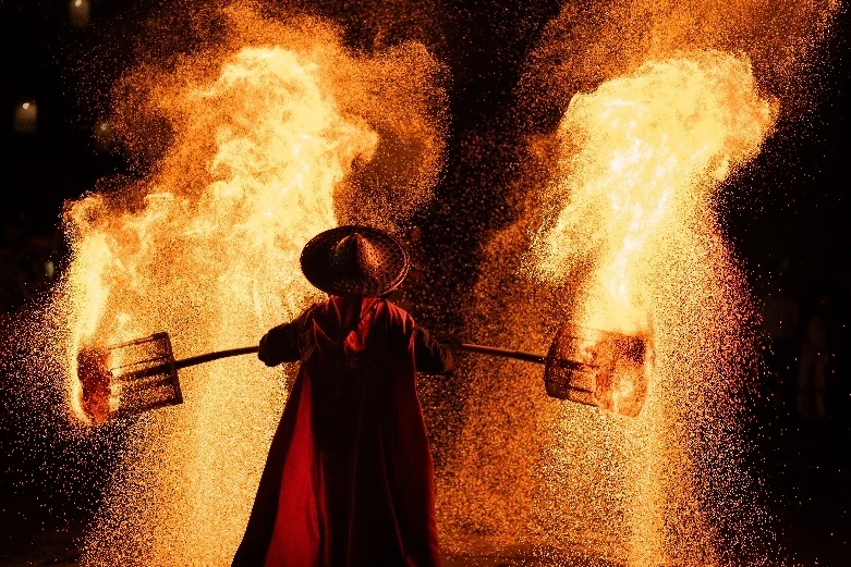 非遗火炉表演（图片源自视觉中国）