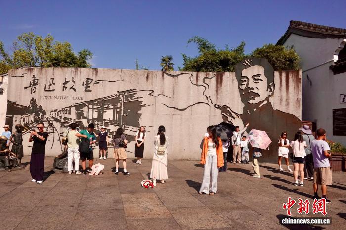 中国侨网8月2日，鲁迅故里人流如织。正值暑期，浙江绍兴鲁迅故里吸引各地游客参观。中新社记者 刘子琳 摄