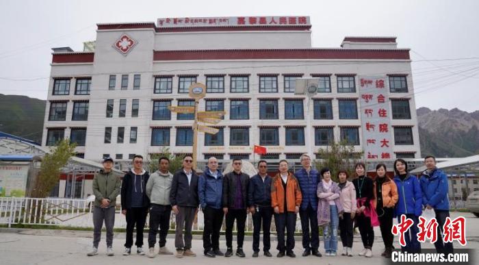 温州“超女来了”志愿服务队在嘉黎县人民医院前合影。温州市人民医院供图