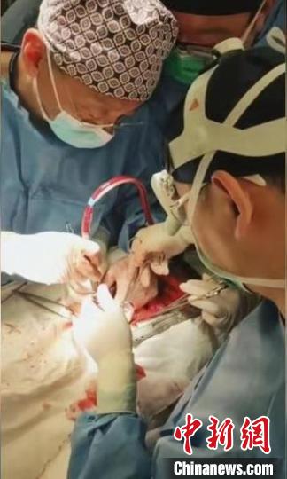 多学科专家团队成功完成了“惊心动魄”的高难度纵隔肿瘤切除手术。　上海市胸科医院供图