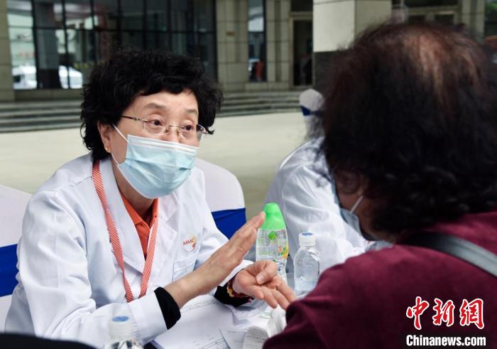 5月18日，“健康中国—MMC西部行”在兰州启动，为糖尿病等代谢疾病进行健康宣教、义诊和医护培训。　丁思 摄