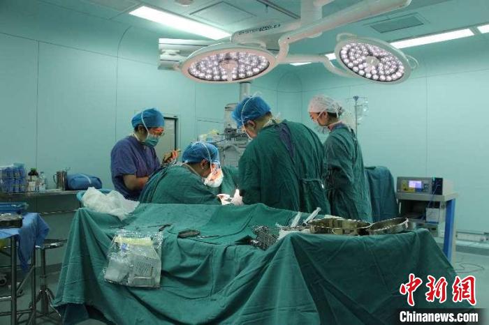 上海专家一台手术解决耳重建和听力重建。　上海九院供图